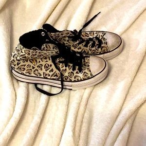 This is Converse cheetah print size 4 big girl.